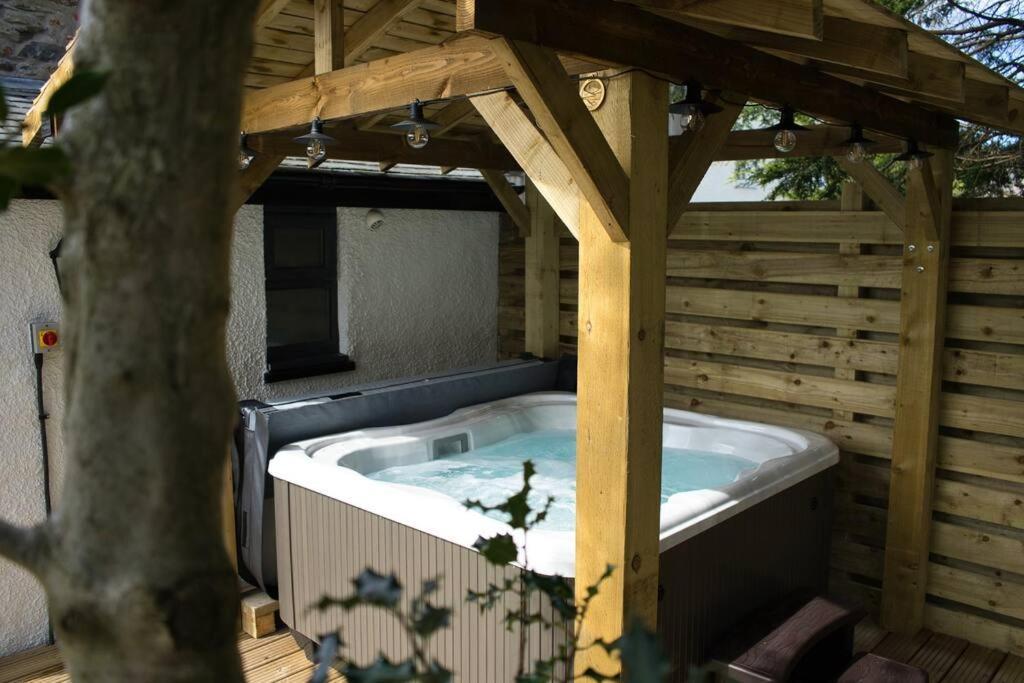 Luxurious Cottage With Hot Tub, Lake District Duddon エクステリア 写真