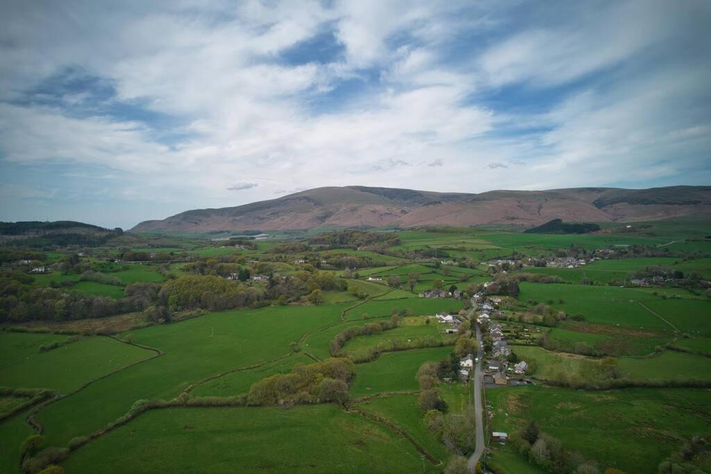 Luxurious Cottage With Hot Tub, Lake District Duddon エクステリア 写真