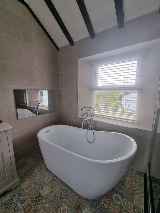 Luxurious Cottage With Hot Tub, Lake District Duddon エクステリア 写真