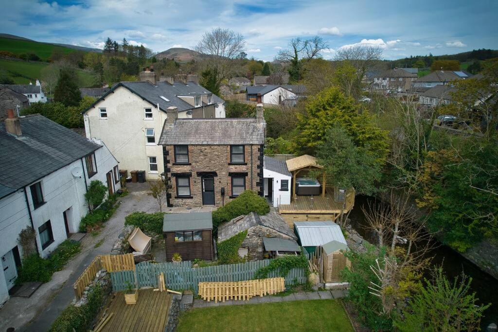 Luxurious Cottage With Hot Tub, Lake District Duddon エクステリア 写真