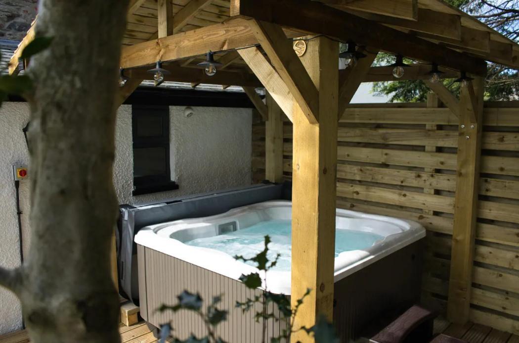 Luxurious Cottage With Hot Tub, Lake District Duddon エクステリア 写真